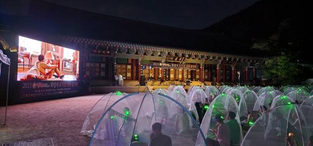 구례 화엄사에서 열린 ‘모기장 영화음악회’가 색다른 풍경을 연출하고 있다. <광주일보 자료사진>