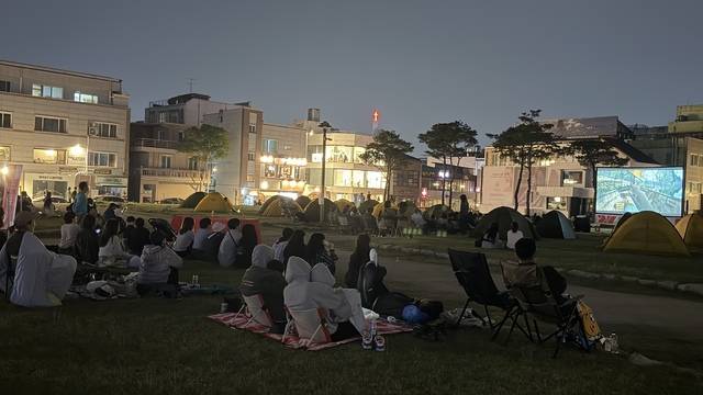 지난 2일 전라감영 서편부지서 펼쳐진 코오롱스포츠 아웃도어 시네마를 찾은 관람객들이 개인돗자리위에서 영화를 관람하고 있다. 전현아 기자
