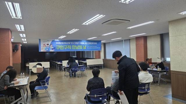 지난 30일 군산시 전북산학융합원에서 일자리를 찾는 중장년 근로자와 기업 간 구인구직 만남의 날이 진행되고 있다. /김경수 기자