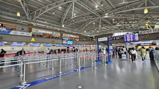 지난 2일 김해국제공항 국제선 출국장은 연휴와 봄 여행 수요가 겹치는 성수기에도 불구하고 한산했다.