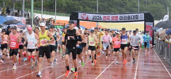 마라톤대회 하프코스 참가자들이 힘차게 출발하고 있다. 정희성기자
