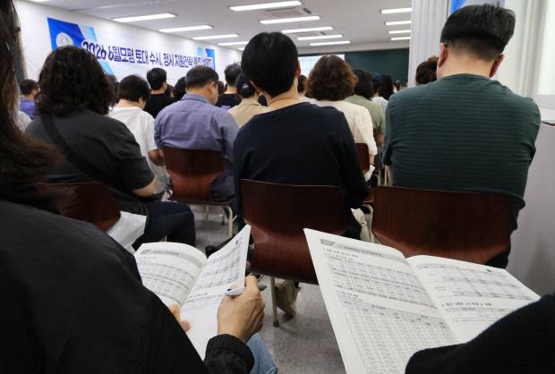 2028학년도 대입에서 서울 소재 대학의 정시 모집은 줄고 수시모집은 확대될 것으로 나타났다. 사진은 입시설명회에서 집중하고 있는학부모들. 연합뉴스