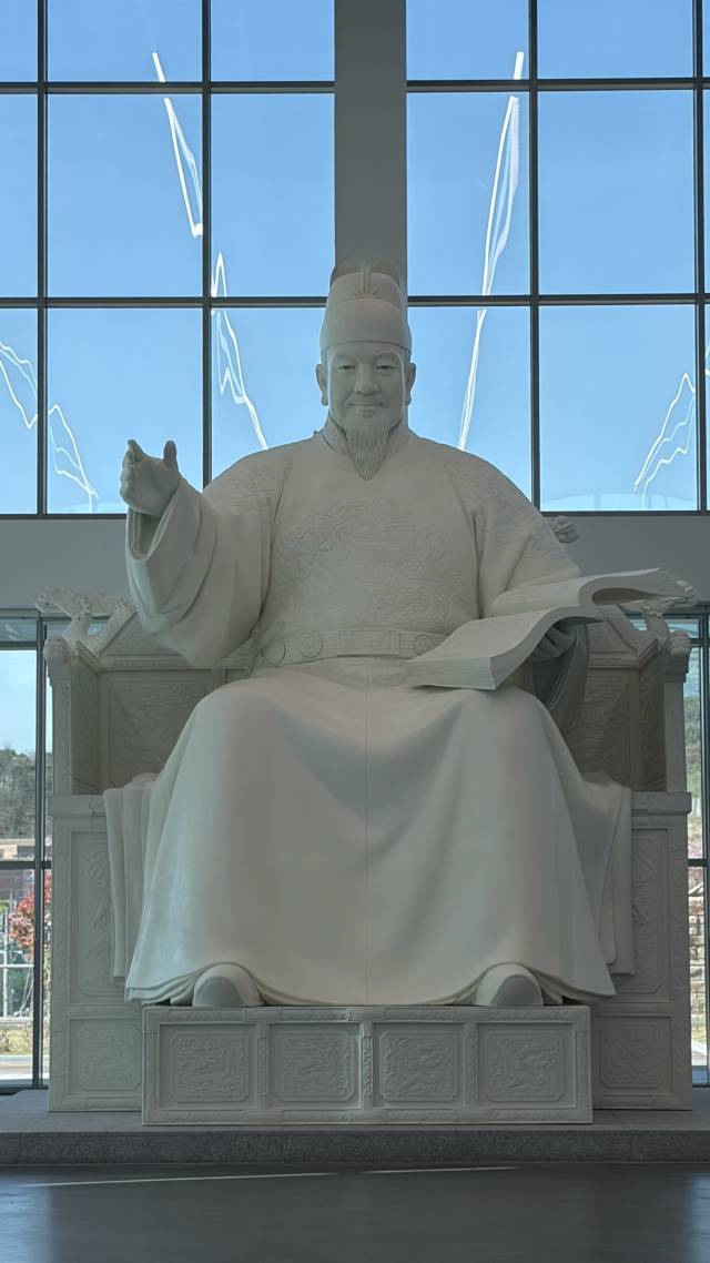 개관 한 달을 맞는 김해시립김영원미술관에서 개관 특별전으로 열리고 있는 제3전시실의 세종대왕 동상 원형. 김은영 기자 key66@