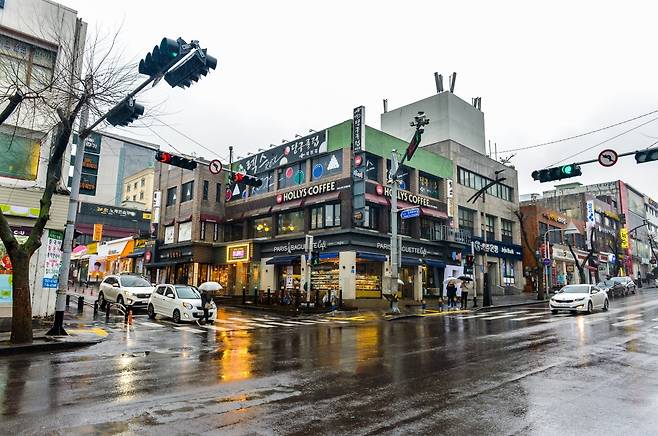 제주에서 가장 비싼 땅인 연동 제원사거리에 있는 파리바게트 전경.