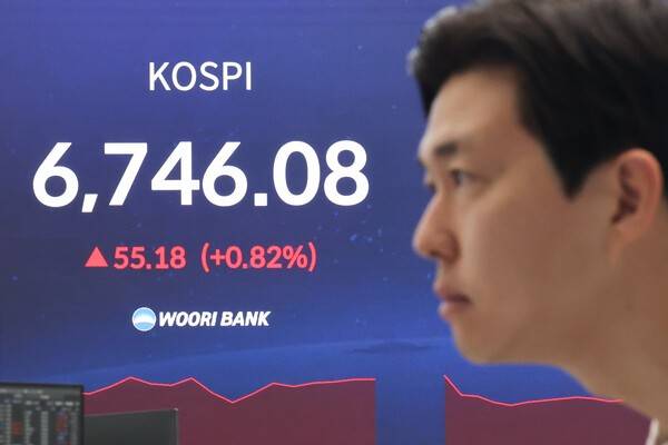 지난달 30일 서울 중구 우리은행 본점 딜링룸 현황판에 코스피가 표시돼 있다. [출처=연합]
