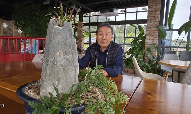 최용일 대표가 '파인 클라우드' 카페에서 민간정원을 시작하게 된 소회와 어려움을 토로하고 있다. (사진=김준원 기자)
