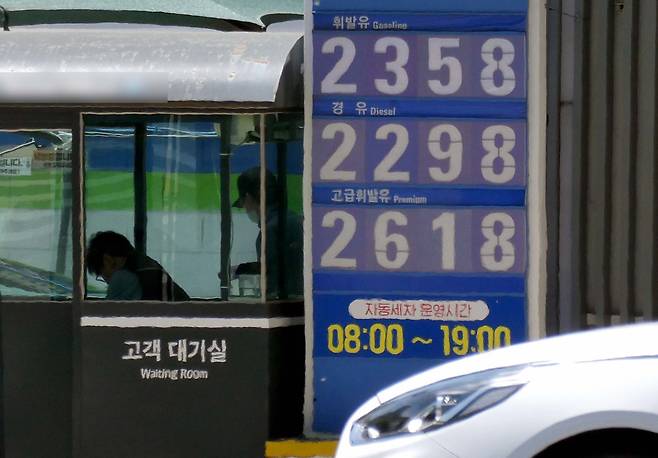4차 석유 최고가격제 실시 첫날인 지난달 24일 전국 기름값 상승 흐름이 지속하는 가운데 서울의 한 주유소에 유가정보가 게시돼 있다. 신태현 기자 holjjak@