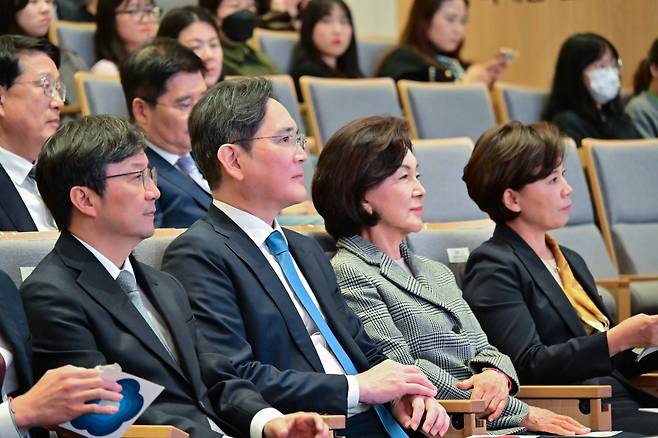 (왼쪽부터) 김영태 서울대병원장, 이재용 삼성전자 회장, 홍라희 전 리움미술관장, 최은화 소아암ㆍ희귀질환지원사업단장(사진제공=삼성전자)
