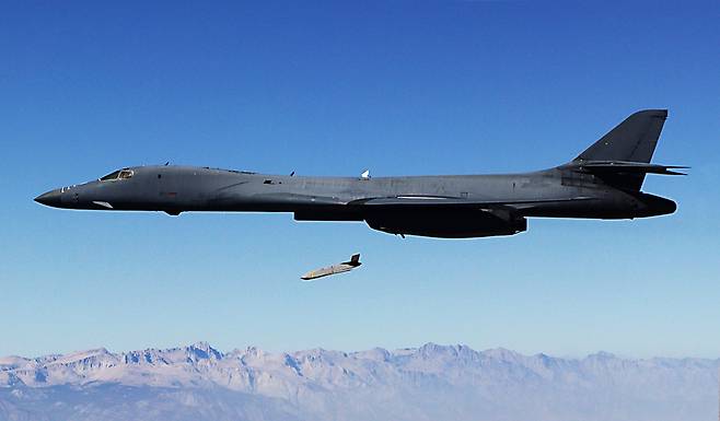 B-1 폭격기서 발사되는 JASSM 미사일. (사진=록히드마틴)