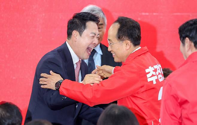 장동혁 국민의힘 대표와 추경호 국민의힘 대구시장 예비후보가 3일 대구 수성구 선거사무소 개소식에서 포옹하고 있다. 사진=뉴시스