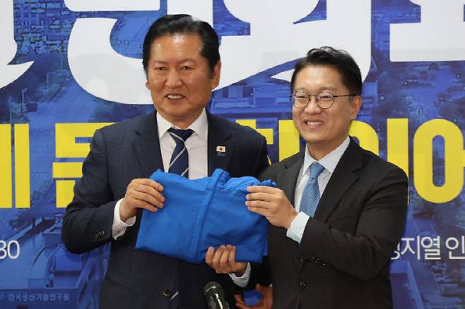 정청래 더불어민주당 대표가 지난달 24일 오전 인천 연수구 정지열 인천 연수구청장 후보 선거사무소에서 열린 최고위원회의에서 김남준 계양을 국회의원 보궐선거 후보에게 당 점퍼를 전달하고 있다. (사진 = 뉴스1)