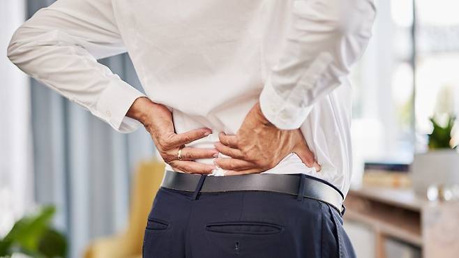 허리디스크 증상은 통증 단계에 따라 비수술 치료로 충분히 호전될 수 있다｜출처: 클립아트코리아