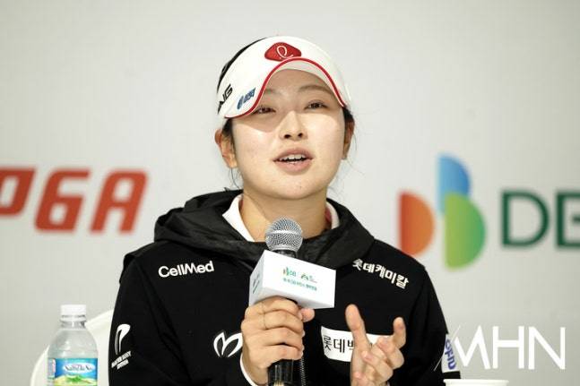 유현조가 3일 끝난 KLPGA 투어 DB 위민스 챔피언십에서 올 시즌 첫 우승을 차지한 후 소감을 밝히고 있다.