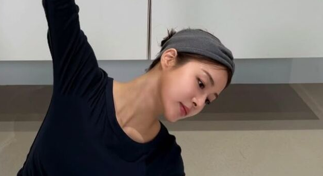 강소라가 상체를 길게 늘려 거북목 개선에 이로운 스트레칭 동작을 선보이고 있다. 사진=강소라 인스타그램