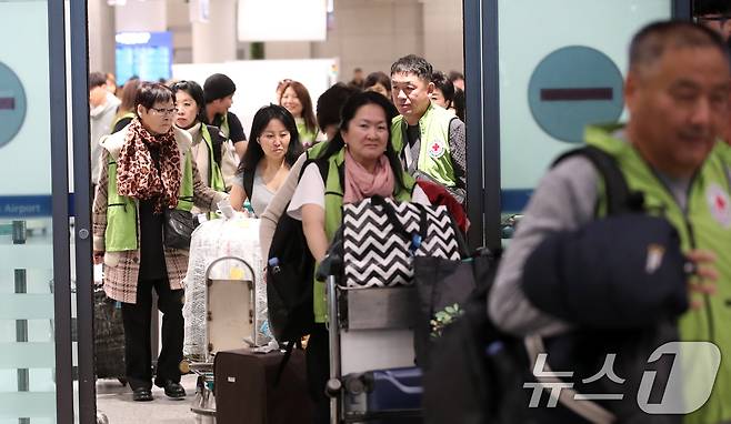 지난 2024년 모국 방문 행사를 위해 인천국제공항을 통해 입국하는 사할린동포 2·3세들의 모습 2024.11.22 ⓒ 뉴스1 이승배 기자