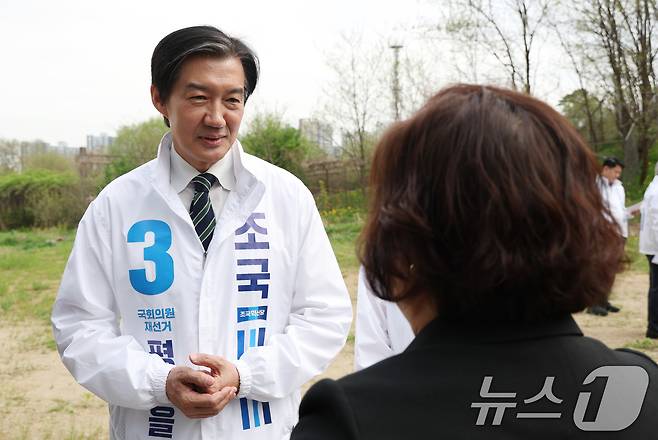 조국 조국혁신당 대표가 지난달 20일 경기 평택시 고덕면 KTX경기남부역사 예정 부지에서 열린 최고위원회의에 앞서 지역 주민들과 이야기를 하고 있다. 2026.4.20 ⓒ 뉴스1 김영운 기자