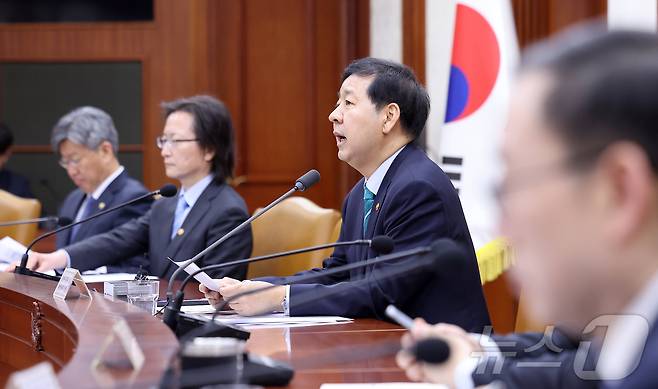 구윤철 경제부총리 겸 재정경제부 장관이 지난달 23일 서울 종로구 정부서울청사에서 열린 민생물가 특별관리 관계장관 TF 회의에서 모두발언을 하고 있다. 2026.4.23 ⓒ 뉴스1 김성진 기자