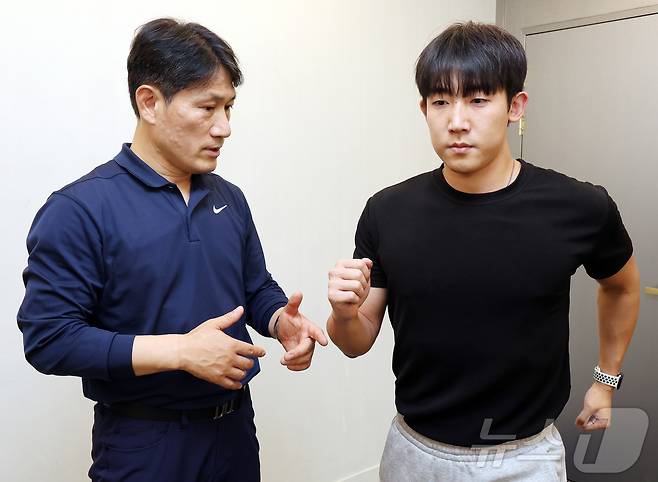 스포츠의학 박사이자 퍼스널 트레이너(PT) 김병곤 박사가 서울 성동구 K 헬스케어 & 퍼포먼스 연구소에서 뉴스1과 100세 운동법 '슬로 조깅'에 대해 설명하고 있다. 2026.4.21 ⓒ 뉴스1 김진환 기자