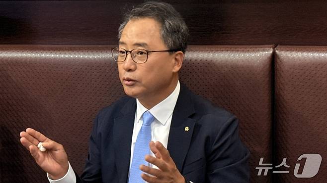 아시아개발은행(ADB) 연차총회를 계기로 우즈베키스탄을 방문한 채병득 금융결제원장이 3일 사마르칸트의 한 식당에서 기자간담회를 열고 있다. 2026.5.3 (금융결제원 제공)