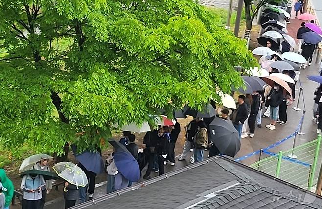 조선 6대 임금 단종을 다룬 영화 '왕과 사는 남자'(왕사남)가 1670만여 누적 관객을 동원하면서 흥행한 가운데, 5월 첫 일요일인 3일 단종 유배지였던 강원 영월군 청령포도 몰려든 여행객들로 인기를 끌고 있다. 이날 비 날씨에도 여행객들은 우산을 들거나 우비를 착용하면서 청령포에서 배를 타기 위해 대기하는 모습을 보여줬다. 2026.5.3 ⓒ 뉴스1 신관호 기자