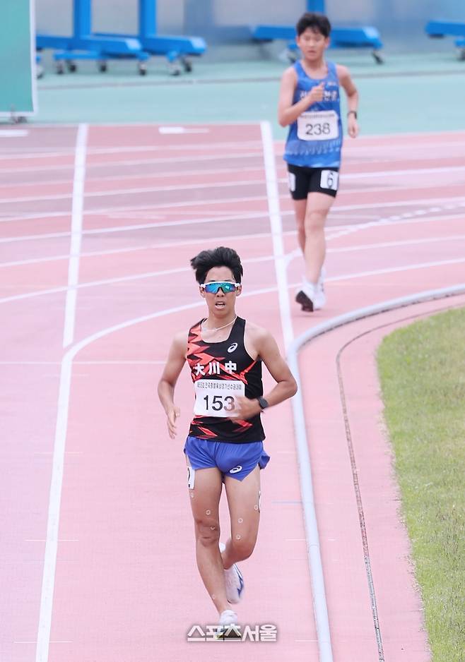“뛰는 자세가 이상하다고요?”...대천중 김성윤, 종별 5000m 경보 우승 후 탈진