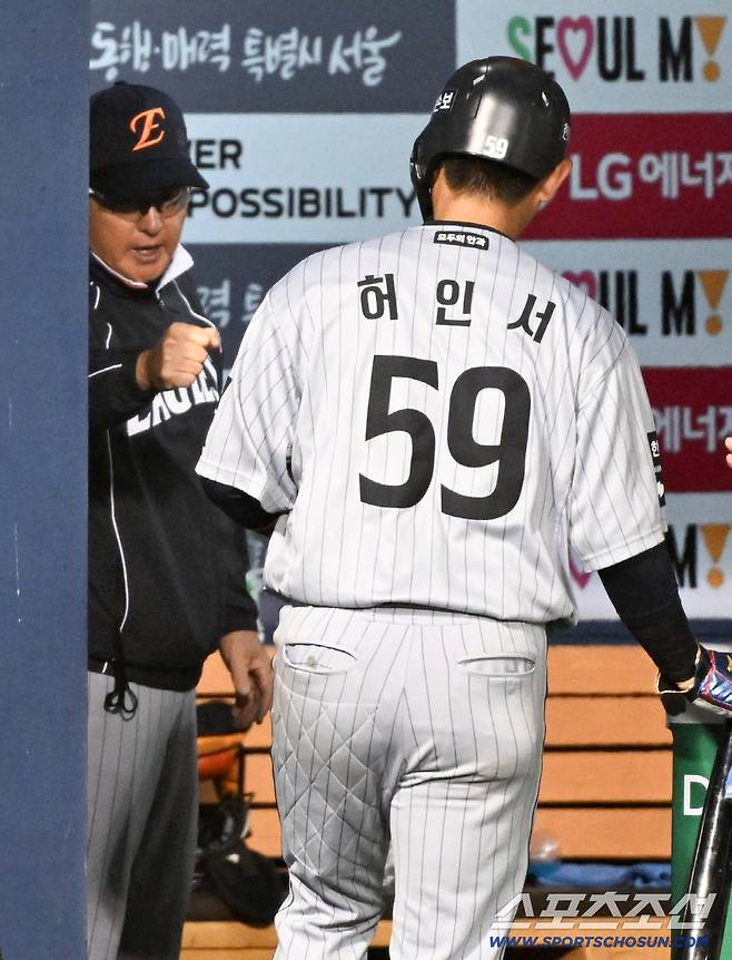 21일 잠실구장에서 열린 LG와 한화의 경기. 한화 김경문 감독이 득점한 허인서를 반기고 있다. 잠실=박재만 기자 pjm@sportschosun.com/2026.04.21/