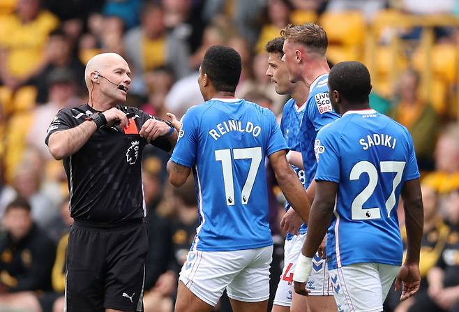 Soccer Football - Premier League - Wolverhampton Wanderers v Sunderland - Molineux Stadium, Wolverhampton, Britain - May 2, 2026 Sunderland's Daniel Ballard is shown a red card by referee Paul Tierney REUTERS

<저작권자(c) 연합뉴스, 무단 전재-재배포, AI 학습 및 활용 금지>