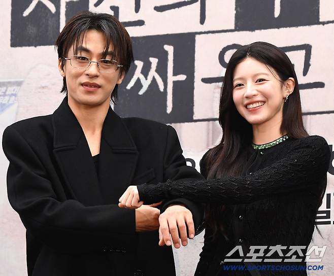 17일 상암 스탠포드호텔에서 열린 'jtbc토일드라마 '모두가 자신의 무가치함과 싸우고 있다' 제작발표회가 열렸다. 포즈를 취하고 있는 구교환, 고윤정. 상암=송정헌 기자songs@sportschosun.com/2026.04.17/