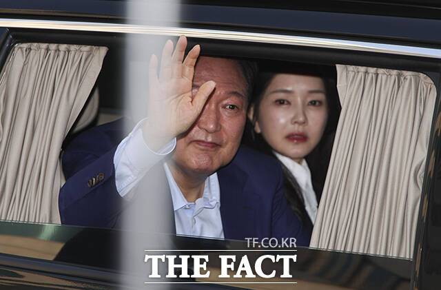 도이치모터스 주가조작 등 혐의를 받는 김건희 여사가 항소심에서 징역 4년을 선고받았다. 1심과 달리 주가조작 가담과 통일교 금품 수수 모두 유죄로 인정되면서, 윤석열 전 대통령 부부 관련 재판과 종합특검 수사 전반에 영향을 미칠 수 있다는 분석이 나온다. 윤 전 대통령(왼쪽)과 김건희 여사가 지난해 4월 서울 용산구 대통령 관저에서 나와 지지자들을 향해 손 인사를 하고 있다. /서예원 기자