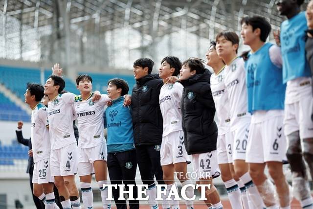 극적인 시즌 홈 첫승을 기록하며 분위기 반전에 성공한 안서 선수들./K리그
