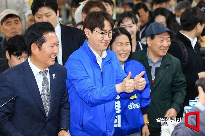 6.3 부산 북구갑 국회의원 보궐선거 더불어민주당 후보인 하정우 전 청와대 AI 미래기획수석비서관이 3일 부산 북구 구포시장을 찾아 상인들과 인사하고 있다. 강진형 기자