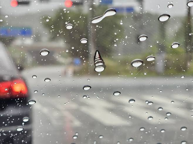 전국에 ‘봄비’ 제주 시간당 30mm…한낮 14~19도 [오늘날씨]=일요일인 오늘(3일) 날씨는 전국이 대체로 흐리겠다. 아침 최저기온은 10~14도, 낮 최고 기온은 14~19도가 되겠다. 전국에 봄비가 내리면서 한낮 기온이 20도 아래로 떨어지겠다. 이날 미세먼지는 전 권역이 '좋음'∼'보통' 수준을 보이겠다. 다만 수도권은 오전에 '나쁨'수준을 나타내겠다. ⓒbnt뉴스: 오늘날씨, 내일날씨, 주간날씨 예보&nbsp;
