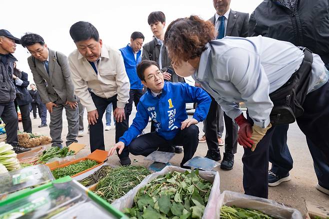 정원오 더불어민주당 서울시장 후보가 17일 서울 송파구 가락동 농수산물 시장을 방문해 시장 상인과 대화를 하고 있다. /정원오 캠프 제공