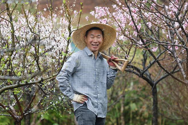 '푸바오 할부지'로 사랑받은 강철원 에버랜드 사육사가 용인에 일군 자신의 텃밭에서 활짝 웃었다. 90여종의 수목이 자라는 이곳에서 "땀 흘린 만큼 보답하는 자연의 정직함을 배운다"고 했다. /장련성 기자