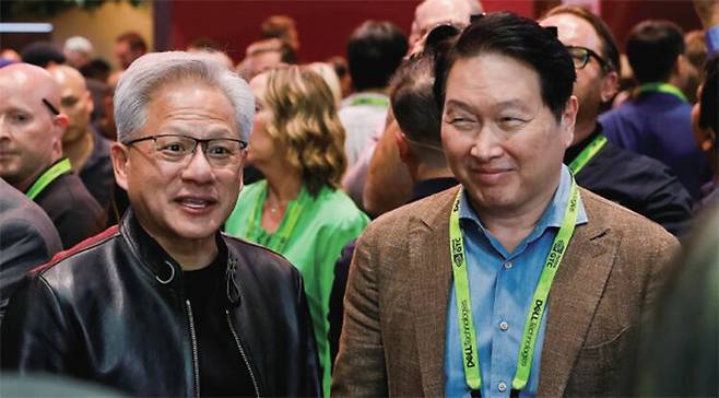 지난 3월 열린 'GTC 2026'에서 젠슨 황 엔비디아 CEO와 최태원(오른쪽) SK그룹 회장이 대화하고 있다./연합뉴스