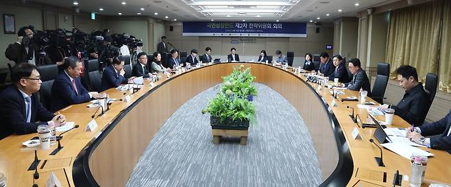 이억원 금융위원장이 지난달 14일 서울 중구 예금보험공사에서 열린 국민성장펀드 제2차 전략위원회 회의에서 모두발언을 하고 있다. /뉴스1