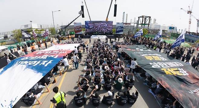 삼성전자노동조합 공동투쟁본부 조합원들이 지난달 23일 오후 경기 평택시 삼성전자 평택사업장 앞에서 열린 투쟁결의대회에서 퍼포먼스를 하고 있다.ⓒ뉴시스