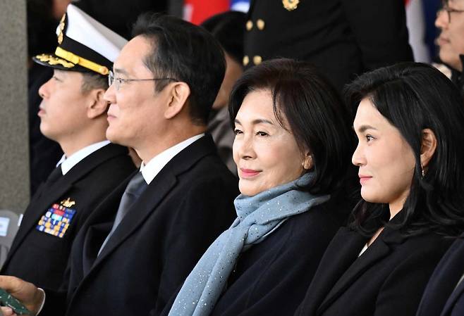 이재용 삼성전자 회장과 홍라희 전 삼성미술관 리움 관장, 이서현 삼성물산 사장이 28일 오후 경남 창원시 진해구 해군사관학교에서 열린 ‘제139기 해군사관후보생 임관식’에 참석하고 있다. 2025.11.28 사진공동취재