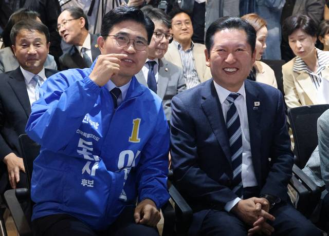 더불어민주당 정청래 대표(오른쪽)가 1일 전북 전주시 중화산동 이원택 전북지사 후보 선거사무소 개소식을 찾아 영상을 시청하며 활짝 웃고 있다. [연합뉴스]