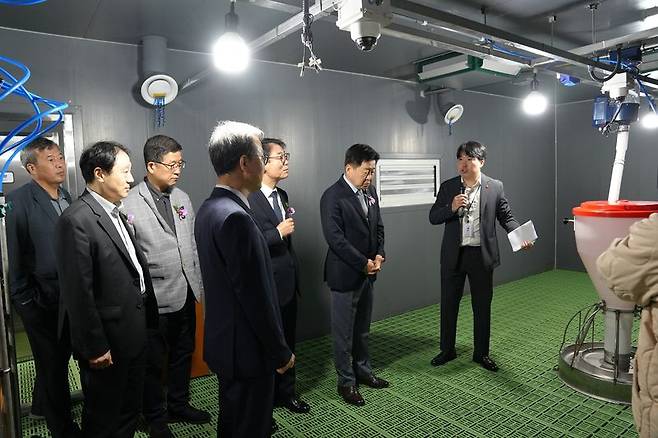오영훈 제주도지사와 양덕순 제주대학교 총장, 김규형 ETRI 제주AX융합연구실장, 손영옥 제주대 동물생명공학전공 교수 등 관계자들이 4월 30일 제주대 동물생명공학전공 사육장에서 ‘기후위기 대응 제주형 양돈 AX 스마트팜’ 테스트베드 시설을 둘러보고 있다. /사진=제주대학교 제공