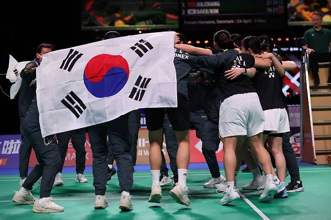 한국 여자 배드민턴 국가대표 선수들이 3일(현지 시간) 덴마크 호르센스에서 열린 2026 세계여자단체배드민턴선수권대회(우버컵) 여자 단체전 결승전에서 중국에 승리한 뒤 기뻐하고 있다. 뉴시스