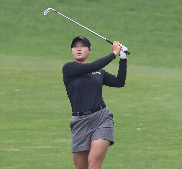2026년 한국여자프로골프(KLPGA) 투어 신설 대회인 제1회 DB 위민스 챔피언십 우승 경쟁에 뛰어든 김민솔 프로가 3라운드에서 경기하는 모습이다. 사진제공=KLPGA (사진을 무단으로 사용하지 마십시오.)