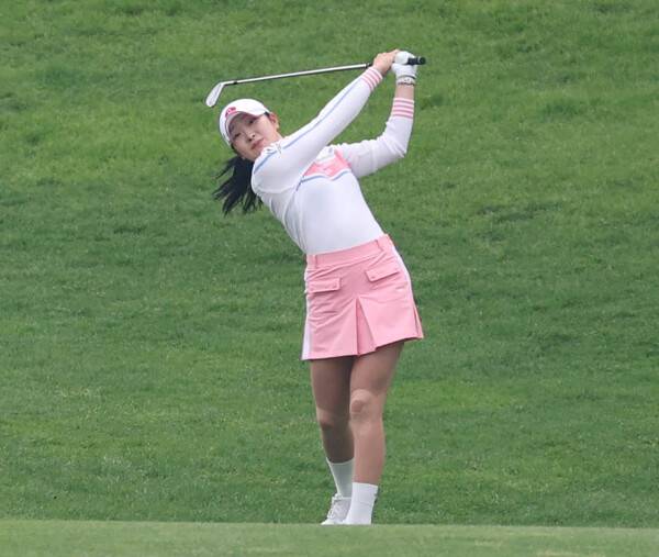 2026년 한국여자프로골프(KLPGA) 투어 신설 대회인 제1회 DB 위민스 챔피언십 우승 경쟁에 뛰어든 유현조 프로가 3라운드에서 경기하는 모습이다. 사진제공=KLPGA (사진을 무단으로 사용하지 마십시오.)
