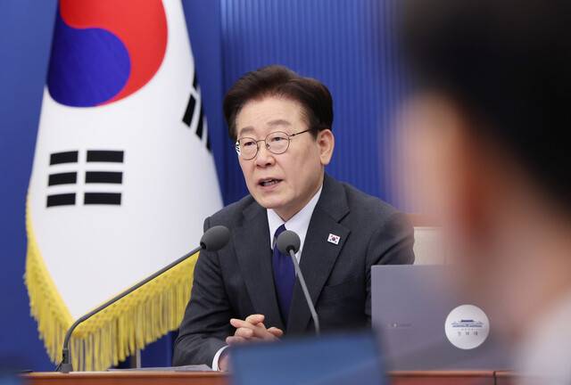 이재명 대통령이 지난달 30일 청와대에서 열린 수석보좌관회의에서 발언하고 있다. 청와대사진기자단
