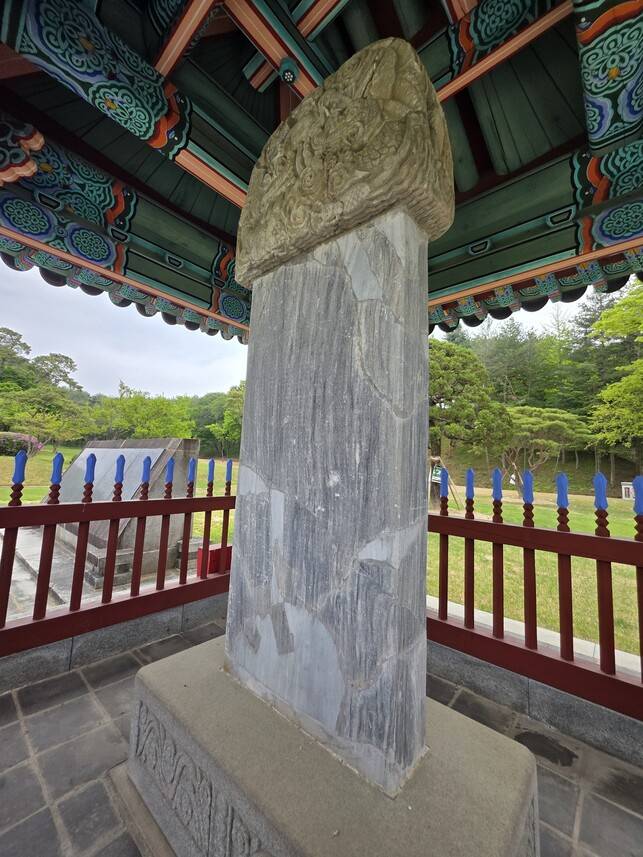 칠백의총 사적지 안에 있는 ‘중봉 조헌 선생 일군순의비’. 임진왜란 때 의병장 조헌과 승병장 영규대사를 따라 일어난 의병을 기리고자 선조 36년(1603년) 4월에 칠백의총 옆에 세워진 비석으로, 일제 강점기인 1940년대에 일본 경찰이 항일 유적을 없애려 부순 것을 1971년과 2009년에 2차례에 걸쳐 복원해 정비한 것이다. 최예린 기자