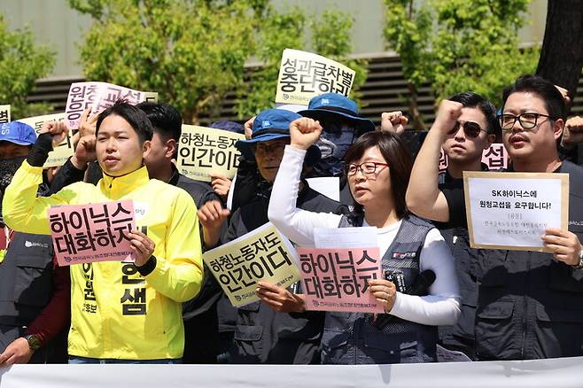 에스케이하이닉스 협력업체 노동자와 민주노총 금속노조 조합원들이 지난달 30일 청주시 흥덕구 복대동 에스케이하이닉스 3공장 앞에서 원청교섭 요구 기자회견을 열고 구호를 외치고 있다. 연합뉴스