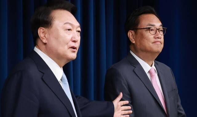 2024년 4월22일 윤석열 당시 대통령이 서울 용산 대통령실 청사에서 열린 인사 브리핑에서 신임 대통령 비서실장으로 임명된 국민의힘 정진석 의원을 소개할 때의 모습. 연합뉴스