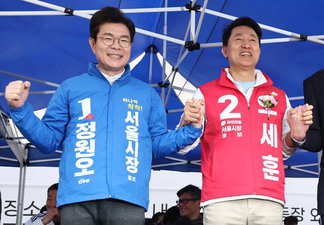 더불어민주당 정원오 서울시장 후보(왼쪽), 국민의힘 오세훈 서울시장 후보가 3일 서울 효창운동장에서 열린 서울특별시장기 축구대회 개회식에 참석해 기념촬영을 하고 있다. 연합뉴스