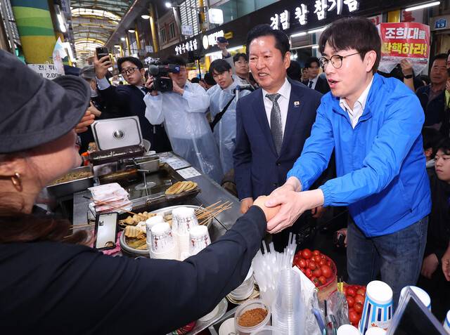 정청래 더불어민주당 대표와 하정우 민주당 부산 북갑 국회의원 보궐선거 후보가 3일 오후 부산 북구 구포시장에서 상인들과 인사를 하고 있다. 연합뉴스