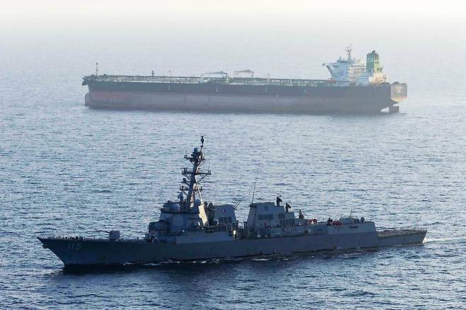 4월 27일 미 중부사령부가는 엑스(X) 계정에 전일 미 해군 구축함 라파엘 페랄타(DDG 115)호가 호르무즈 해협에서 이란 항구로 진입을 시도한 M/T 스트림호에 대해 봉쇄 조치를 하고 있는 사진을 공개했다. 미 중부사령부 엑스(X) 캡처.